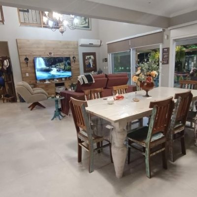 Casa Residencial com 567m², 4 quartos, 2 suítes, 3 garagens, no bairro Ingleses em Florianópolis