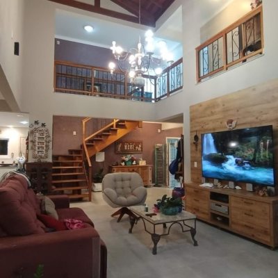 Casa Residencial com 567m², 4 quartos, 2 suítes, 3 garagens, no bairro Ingleses em Florianópolis