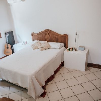 Casa em Condomínio com 300m², 4 quartos, 1 suíte, 4 garagens, no bairro Rio Tavares em Florianópolis