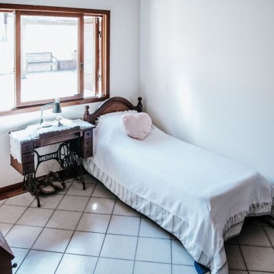 Casa em Condomínio com 300m², 4 quartos, 1 suíte, 4 garagens, no bairro Rio Tavares em Florianópolis