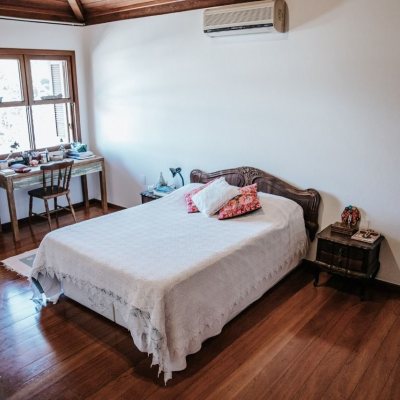 Casa em Condomínio com 300m², 4 quartos, 1 suíte, 4 garagens, no bairro Rio Tavares em Florianópolis