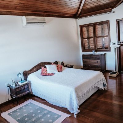 Casa em Condomínio com 300m², 4 quartos, 1 suíte, 4 garagens, no bairro Rio Tavares em Florianópolis