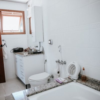 Casa em Condomínio com 300m², 4 quartos, 1 suíte, 4 garagens, no bairro Rio Tavares em Florianópolis