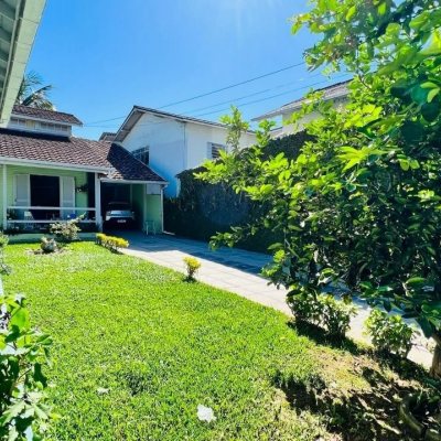 Casa Residencial com 200m², 3 quartos, 1 suíte, 2 garagens, no bairro Campeche em Florianópolis