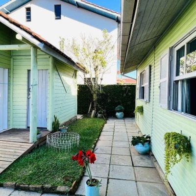 Casa Residencial com 200m², 3 quartos, 1 suíte, 2 garagens, no bairro Campeche em Florianópolis