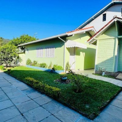 Casa Residencial com 200m², 3 quartos, 1 suíte, 2 garagens, no bairro Campeche em Florianópolis