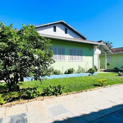 Casa Residencial com 200m², 3 quartos, 1 suíte, 2 garagens, no bairro Campeche em Florianópolis