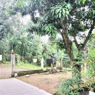 Casa Residencial com 100m², 5 quartos, 3 garagens, no bairro Carvoeira em Florianópolis