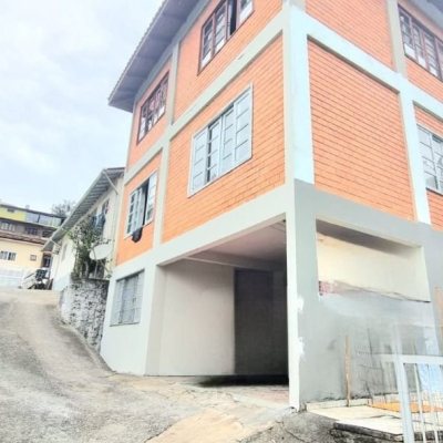 Casa Residencial com 290m², 8 quartos, 2 suítes, 10 garagens, no bairro Córrego Grande em Florianópolis