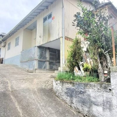 Casa Residencial com 290m², 8 quartos, 2 suítes, 10 garagens, no bairro Córrego Grande em Florianópolis