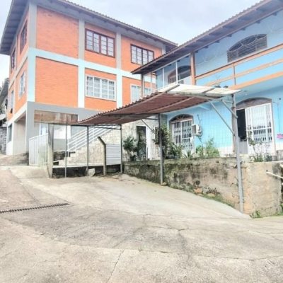 Casa Residencial com 290m², 8 quartos, 2 suítes, 10 garagens, no bairro Córrego Grande em Florianópolis