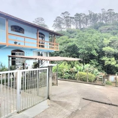 Casa Residencial com 290m², 8 quartos, 2 suítes, 10 garagens, no bairro Córrego Grande em Florianópolis