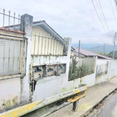 Casa Residencial com 290m², 8 quartos, 2 suítes, 10 garagens, no bairro Córrego Grande em Florianópolis