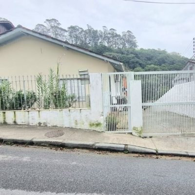 Casa Residencial com 290m², 8 quartos, 2 suítes, 10 garagens, no bairro Córrego Grande em Florianópolis