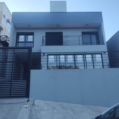 Casa Residencial com 184m², 3 quartos, 3 suítes, 2 garagens, no bairro Trindade em Florianópolis