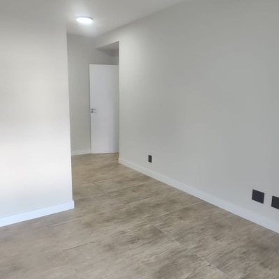 Casa Residencial com 184m², 3 quartos, 3 suítes, 2 garagens, no bairro Trindade em Florianópolis