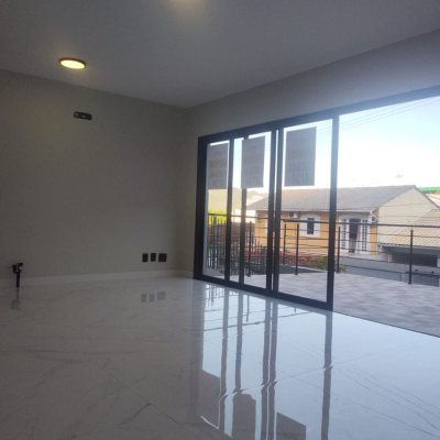 Casa Residencial com 184m², 3 quartos, 3 suítes, 2 garagens, no bairro Trindade em Florianópolis