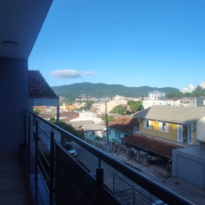 Casa Residencial com 184m², 3 quartos, 3 suítes, 2 garagens, no bairro Trindade em Florianópolis