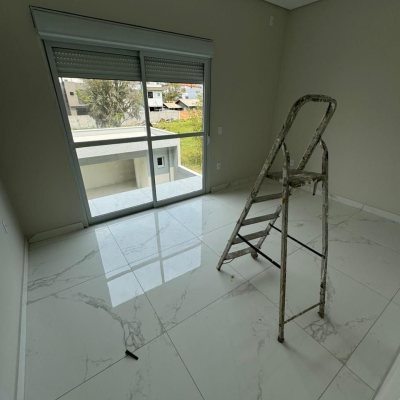 Casa Residencial com 170m², 3 quartos, 1 suíte, 4 garagens, no bairro Ingleses do Rio Vermelho em Florianópolis