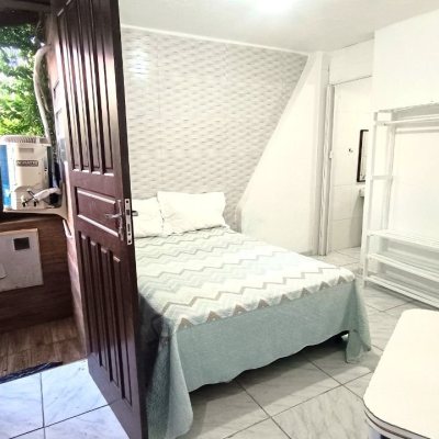 Casa Residencial com 490m², 14 quartos, 1 suíte, 2 garagens, no bairro Canasvieiras em Florianópolis