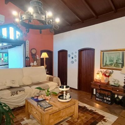 Casa Residencial com 490m², 14 quartos, 1 suíte, 2 garagens, no bairro Canasvieiras em Florianópolis