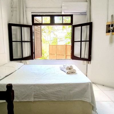 Casa Residencial com 490m², 14 quartos, 1 suíte, 2 garagens, no bairro Canasvieiras em Florianópolis