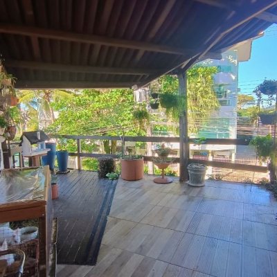 Casa Residencial com 490m², 14 quartos, 1 suíte, 2 garagens, no bairro Canasvieiras em Florianópolis