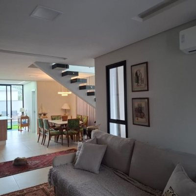 Casa Residencial com 157m², 3 quartos, 3 suítes, 2 garagens, no bairro Ingleses do Rio Vermelho em Florianópolis