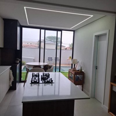 Casa Residencial com 157m², 3 quartos, 3 suítes, 2 garagens, no bairro Ingleses do Rio Vermelho em Florianópolis