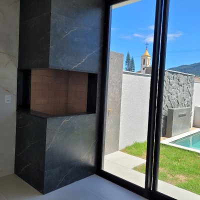 Casa Residencial com 157m², 3 quartos, 3 suítes, 2 garagens, no bairro Ingleses do Rio Vermelho em Florianópolis