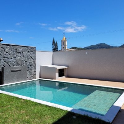 Casa Residencial com 157m², 3 quartos, 3 suítes, 2 garagens, no bairro Ingleses do Rio Vermelho em Florianópolis