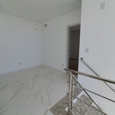 Casa Residencial com 181m², 4 quartos (sendo 4 suítes), 2 garagens, no bairro Ingleses em Florianópolis