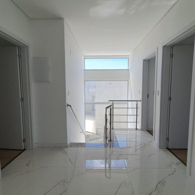 Casa Residencial com 181m², 4 quartos (sendo 4 suítes), 2 garagens, no bairro Ingleses em Florianópolis