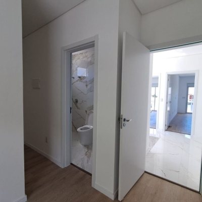 Casa Residencial com 181m², 4 quartos (sendo 4 suítes), 2 garagens, no bairro Ingleses em Florianópolis