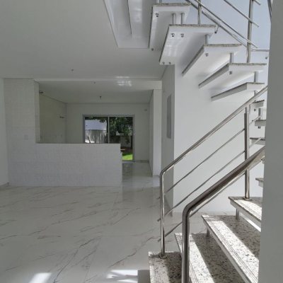 Casa Residencial com 181m², 4 quartos (sendo 4 suítes), 2 garagens, no bairro Ingleses em Florianópolis