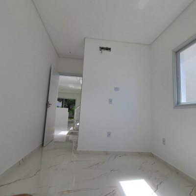 Casa Residencial com 181m², 4 quartos (sendo 4 suítes), 2 garagens, no bairro Ingleses em Florianópolis