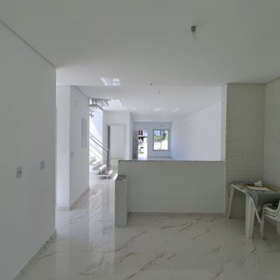 Casa Residencial com 181m², 4 quartos (sendo 4 suítes), 2 garagens, no bairro Ingleses em Florianópolis