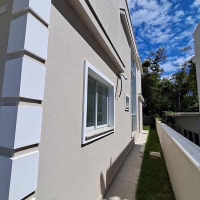 Casa Residencial com 181m², 4 quartos (sendo 4 suítes), 2 garagens, no bairro Ingleses em Florianópolis