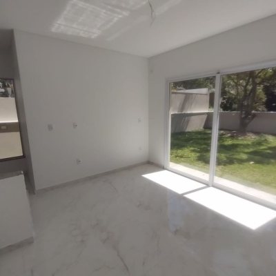 Casa Residencial com 181m², 4 quartos, 4 suítes, 2 garagens, no bairro Ingleses do Rio Vermelho em Florianópolis