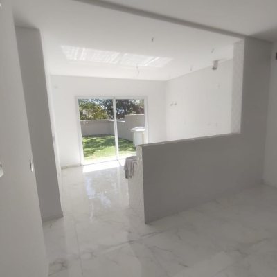 Casa Residencial com 181m², 4 quartos, 4 suítes, 2 garagens, no bairro Ingleses do Rio Vermelho em Florianópolis