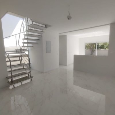 Casa Residencial com 181m², 4 quartos, 4 suítes, 2 garagens, no bairro Ingleses do Rio Vermelho em Florianópolis