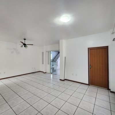 Casa Comercial com 105m², no bairro Estreito em Florianópolis