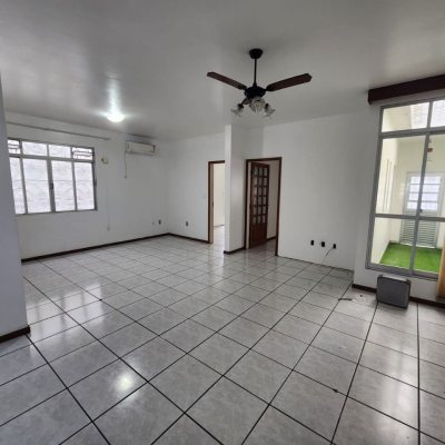 Casa Comercial com 105m², no bairro Estreito em Florianópolis