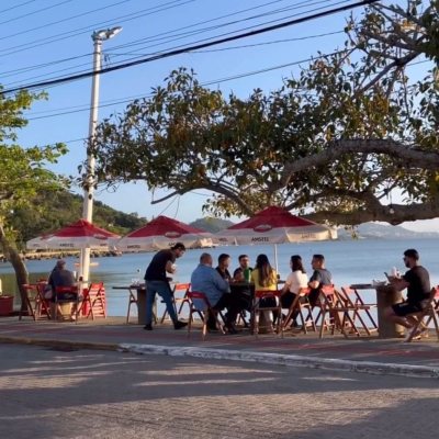 Casa Residencial com 135m², 1 quarto, 2 garagens, no bairro Sambaqui em Florianópolis