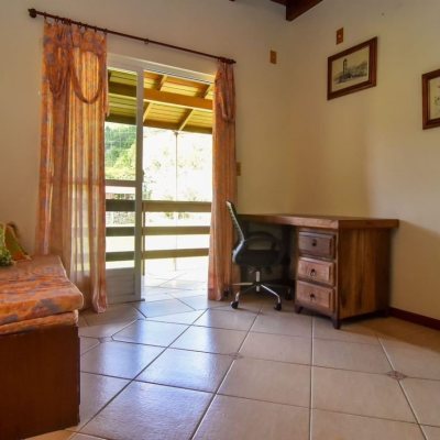 Sitio com 320m², 4 quartos, 3 suítes, 4 garagens, no bairro Ribeirão Da Ilha em Florianópolis