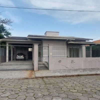 Casa Residencial com 113m², 4 quartos, 1 suíte, 2 garagens, no bairro Carianos em Florianópolis