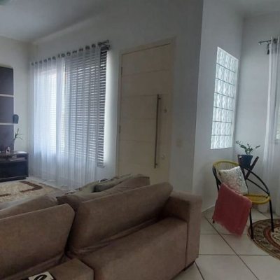 Casa Residencial com 113m², 4 quartos, 1 suíte, 2 garagens, no bairro Carianos em Florianópolis