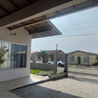 Casa Residencial com 113m², 4 quartos, 1 suíte, 2 garagens, no bairro Carianos em Florianópolis