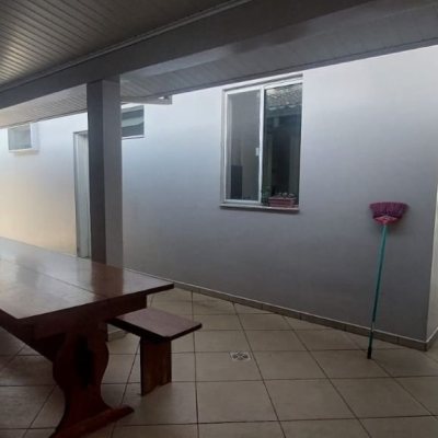 Casa Residencial com 113m², 4 quartos, 1 suíte, 2 garagens, no bairro Carianos em Florianópolis