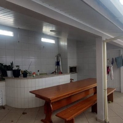 Casa Residencial com 113m², 4 quartos, 1 suíte, 2 garagens, no bairro Carianos em Florianópolis